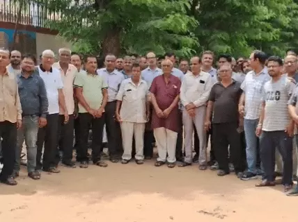 सीकर में 'बुलडोज़र' एक्शन का विरोध: 50 साल पुराना बाजार उजाड़ने के खिलाफ सड़कों पर उतरे व्यापारी; कलेक्टर को ज्ञापन सौंपकर की 80 फीट की मांग 1 image 2